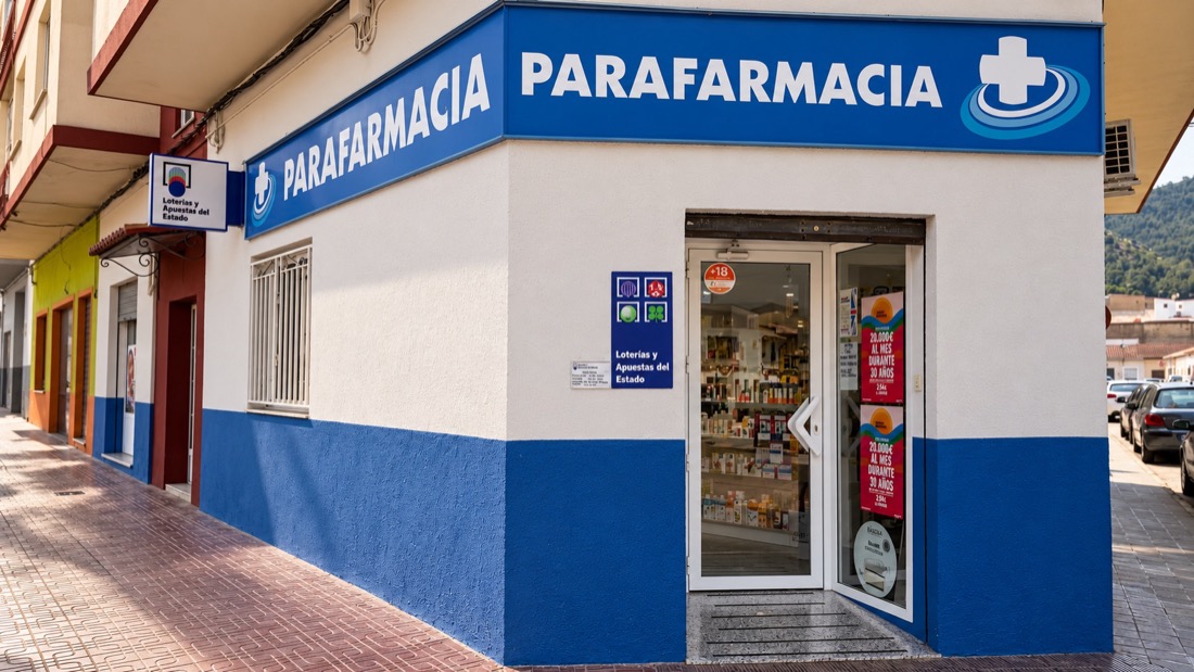 Fachada de la parafarmacia en la esquina de la Avenida de Gandia, con el zócalo azul