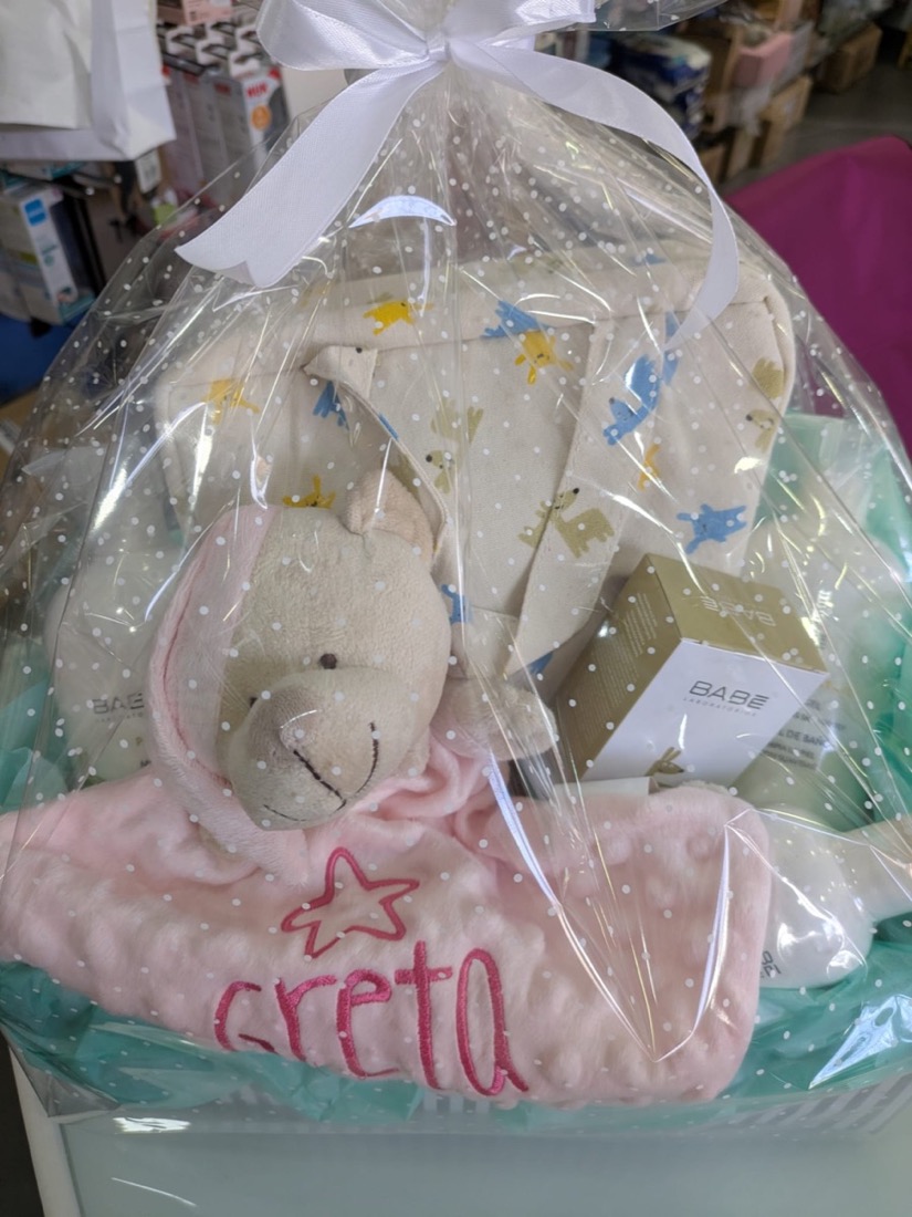 Cesta de regalo para bebé con el nombre bordado