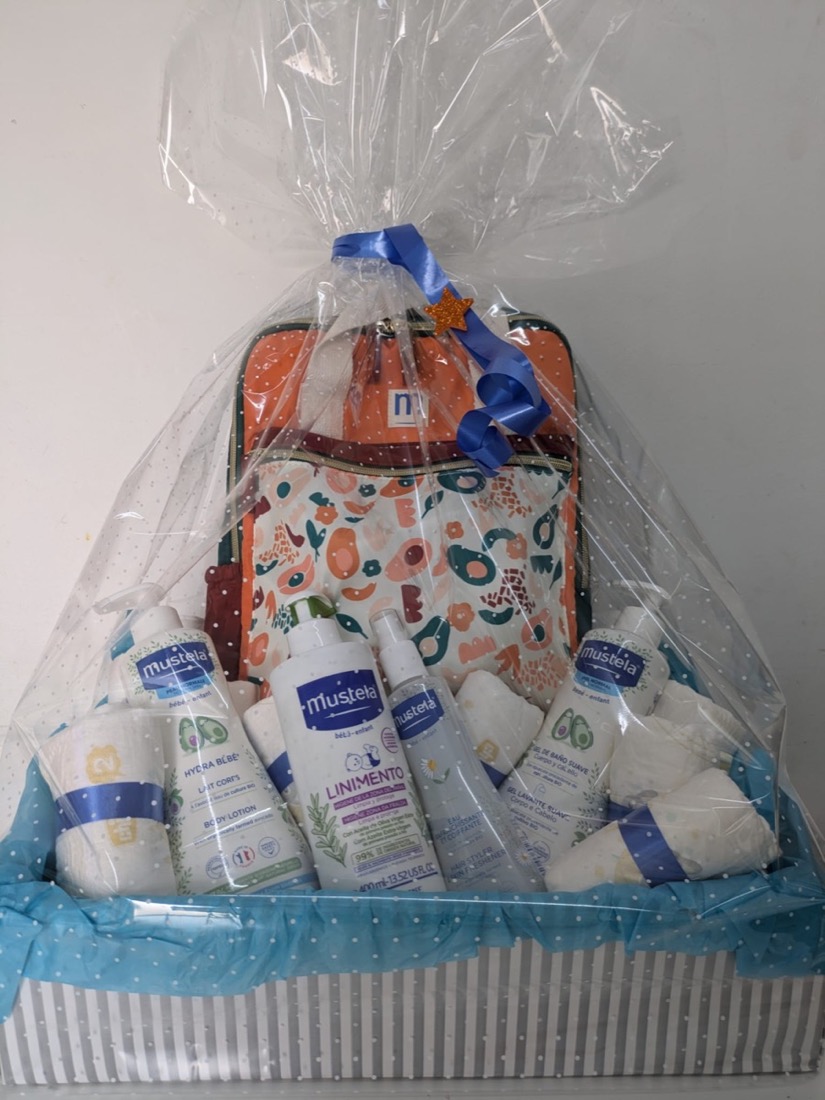 Cesta de bebé con mochila y productos Mustela