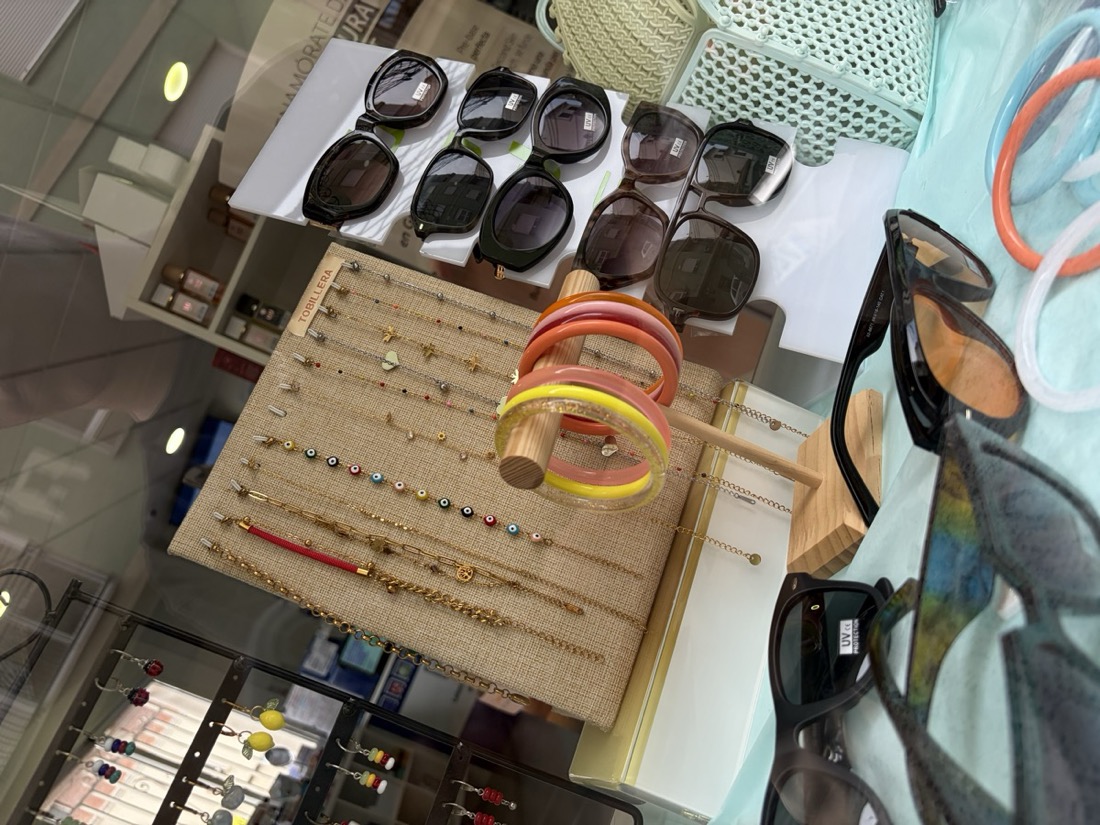 Gafas de sol y bisutería