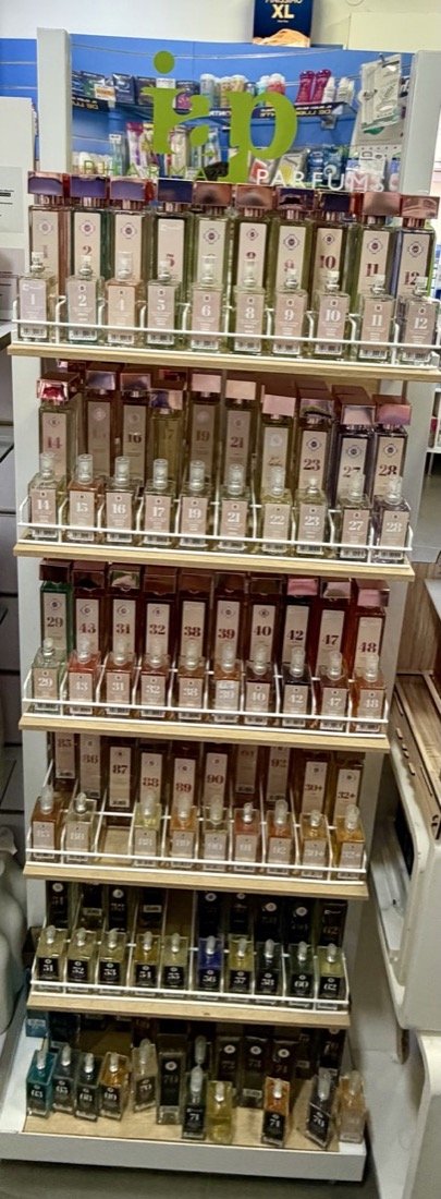 Estantería de perfumes